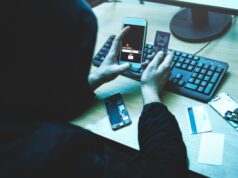 La vigilancia digital se convierte en un riesgo laboral para periodistas Hacker intentando acceder al teléfono de un periodista para realizar vigilancia digital de su actividad.
