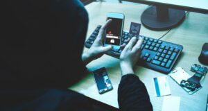 La vigilancia digital se convierte en un riesgo laboral para periodistas Hacker intentando acceder al teléfono de un periodista para realizar vigilancia digital de su actividad.