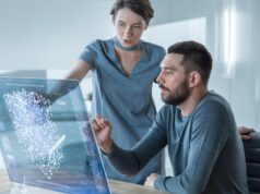 Una empleada le explica a un empleado cómo utilizar la inteligencia artificial en su trabajo.