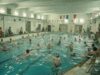 Piscina municipal saturada de usuarios.