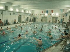 Piscina municipal saturada de usuarios.