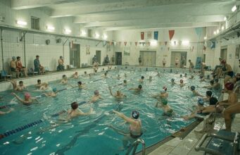 Piscinas municipales: cierres, impagos y una gestión que deja desprotegidas a plantillas y usuarios Piscina municipal saturada de usuarios.