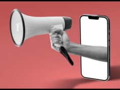 Publicis crece con la IA mientras aumenta la concentración publicitaria : Megáfono que emerge de un teléfono móvil, símbolo de la publicidad digital y de la concentración del sector en grandes grupos.