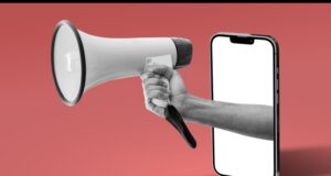 : Megáfono que emerge de un teléfono móvil, símbolo de la publicidad digital y de la concentración del sector en grandes grupos.