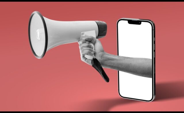 publicis-publicidad-680x420 : Megáfono que emerge de un teléfono móvil, símbolo de la publicidad digital y de la concentración del sector en grandes grupos.