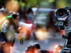 Chequia acelera una reforma que amenaza a los medios públicos Cámara de vídeo grabando un evento con público.