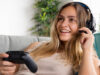 El Ministerio de Cultura convoca ayudas para internacionalizar el videojuego y el pódcast Mujer jugando a videojuegos con cascos y un mando.