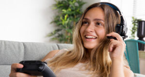 El Ministerio de Cultura convoca ayudas para internacionalizar el videojuego y el pódcast Mujer jugando a videojuegos con cascos y un mando.