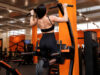 La CNMC autoriza la compra de Synergym por VivaGym Una mujer hace dominadas en un gimnasio VivaGym, cadena de gimnasios que va a adquirir Synergym.