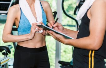 Los gimnasios facturan 3.235 millones de euros mientras la patronal contiene el gasto laboral Mujer se inscribe al gimnasio y es atendida por un monitor, cuyas condiciones laborales no mejoran a pesar del aumento de la facturación del sector.