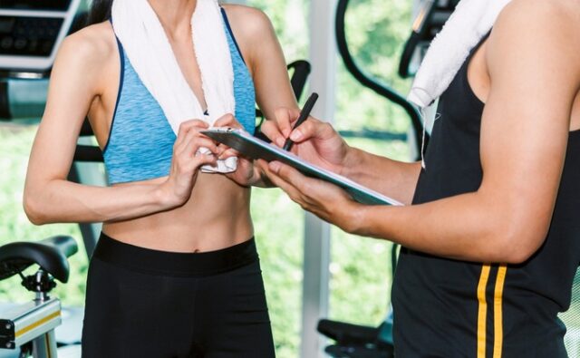 handsome-trainer-fitness-woman-gym-680x420 Mujer se inscribe al gimnasio y es atendida por un monitor, cuyas condiciones laborales no mejoran a pesar del aumento de la facturación del sector.