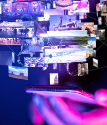 Las tecnológicas concentran la publicidad digital y presionan a las agencias Teléfono móvil rodeado de contenidos multimedia, imagen de la concentración de la publicidad digital en las tecnológicas"
