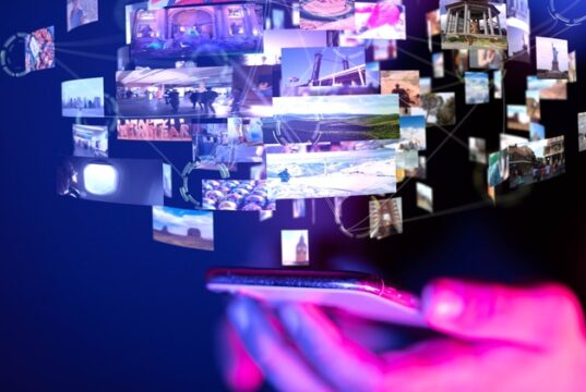 Las tecnológicas concentran la publicidad digital y presionan a las agencias Teléfono móvil rodeado de contenidos multimedia, imagen de la concentración de la publicidad digital en las tecnológicas"