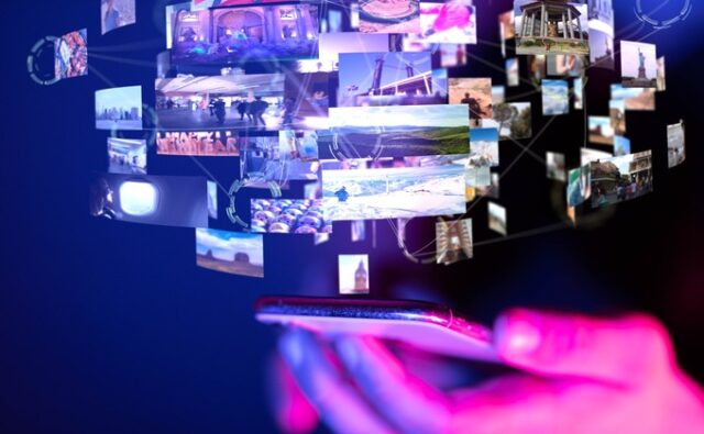 Teléfono móvil rodeado de contenidos multimedia, imagen de la concentración de la publicidad digital en las tecnológicas"
