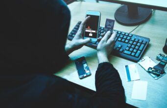 La vigilancia digital se convierte en un riesgo laboral para periodistas Hacker intentando acceder al teléfono de un periodista para realizar vigilancia digital de su actividad.