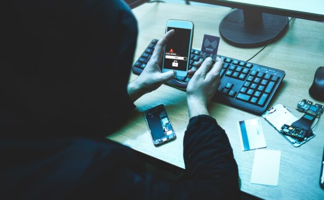 male-hacker-phone-security-680x420 Hacker intentando acceder al teléfono de un periodista para realizar vigilancia digital de su actividad.