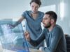 Una empleada le explica a un empleado cómo utilizar la inteligencia artificial en su trabajo.