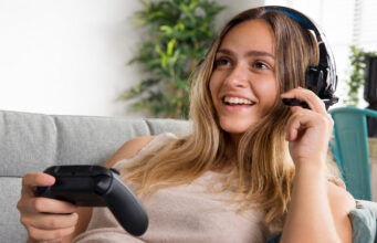 El Ministerio de Cultura convoca ayudas para internacionalizar el videojuego y el pódcast Mujer jugando a videojuegos con cascos y un mando.